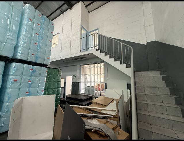 2,330M² WAREHOUSE TO LET IN RETREAT